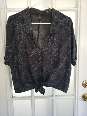 RVCA Black Short-Sleeve Tie-Front Button-Down Shirt with Dot Floral Print